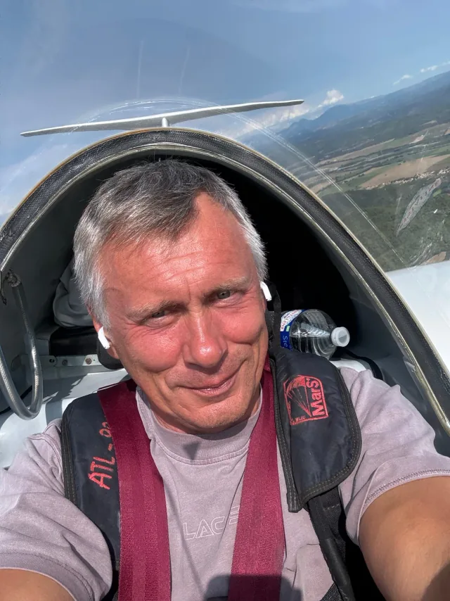 Дмитрий Боровик в кабине планера во время полёта